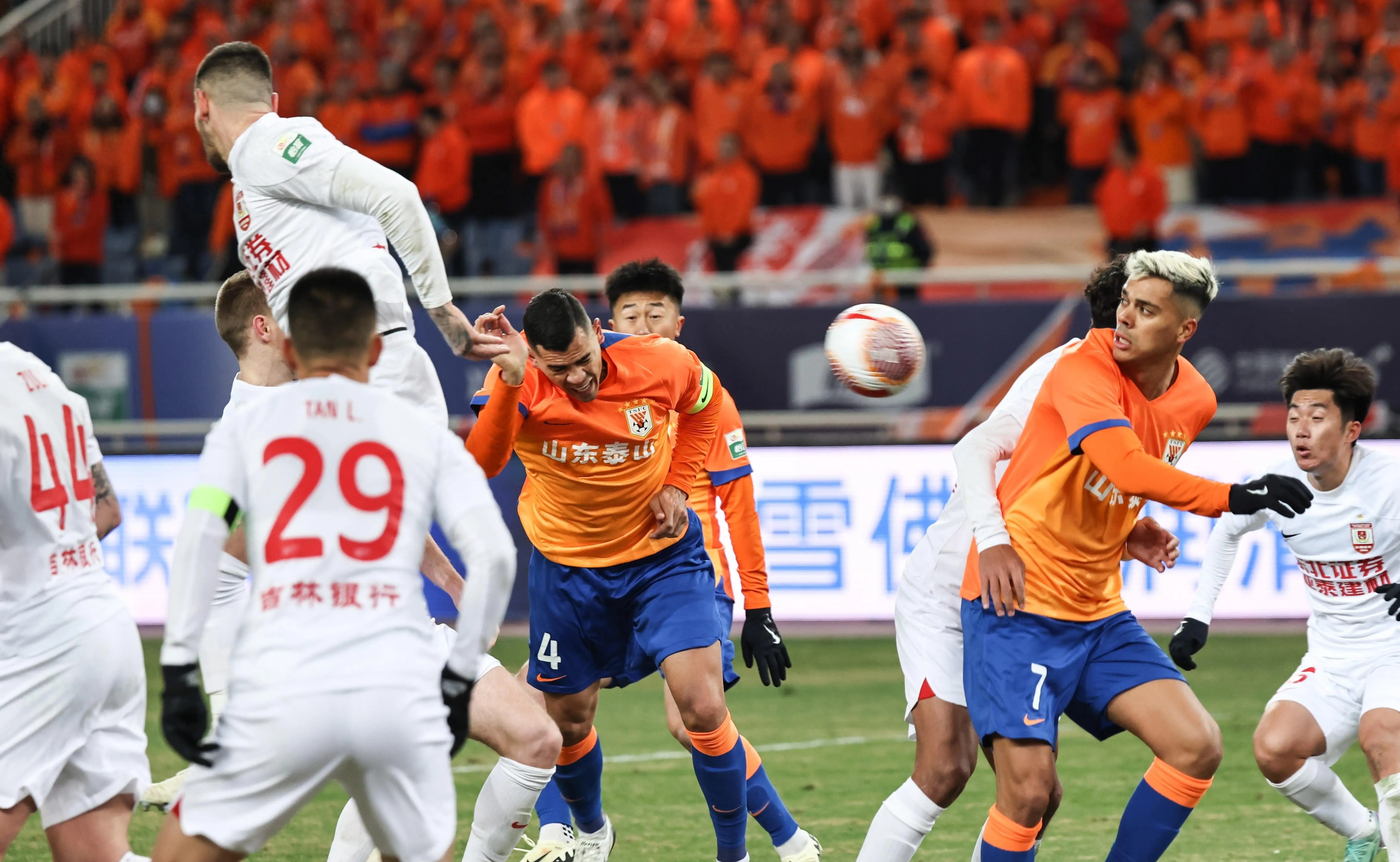 关键时刻意甲焦点战，上海申花扳平良机，赛场秩序良好，更衣室氛围转暖的简单介绍九游会棋牌游戏